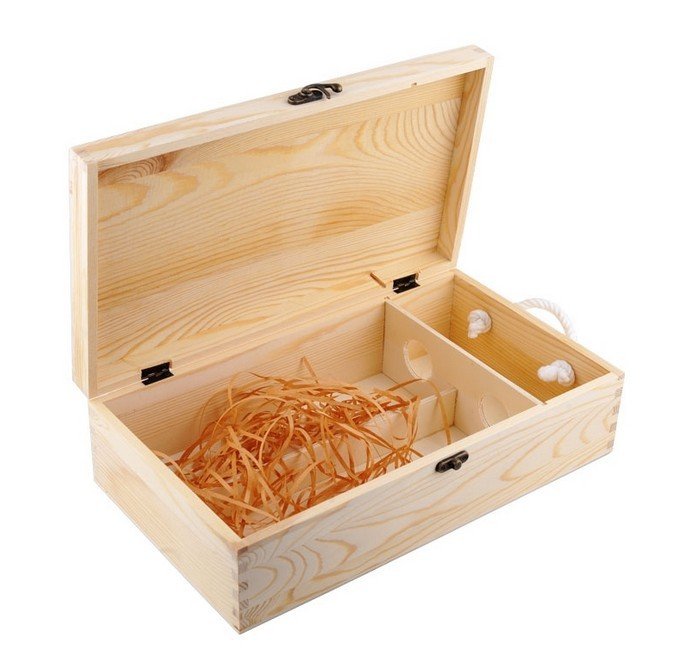 Wooden packaging box for red wine